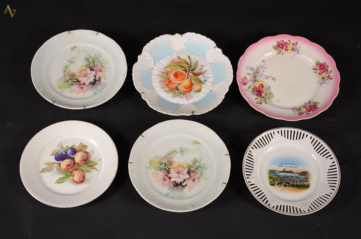 Seis pratos diversos de porcelana para parede( um deles com pequeno...