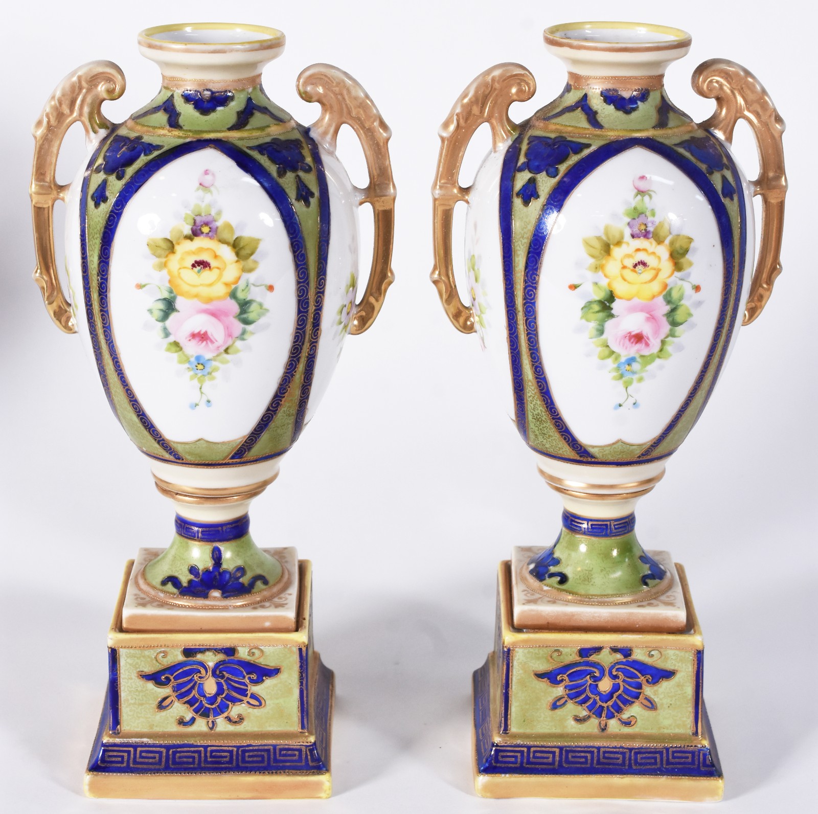 Par de ânforas de porcelana europeia, corpo com flores em policromia... - foto 1 de 6