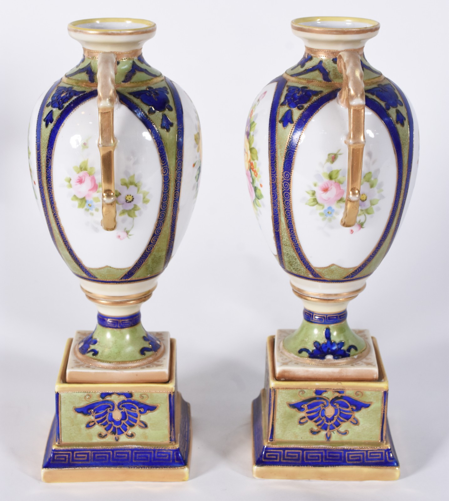 Par de ânforas de porcelana europeia, corpo com flores em policromia... - foto 3 de 6