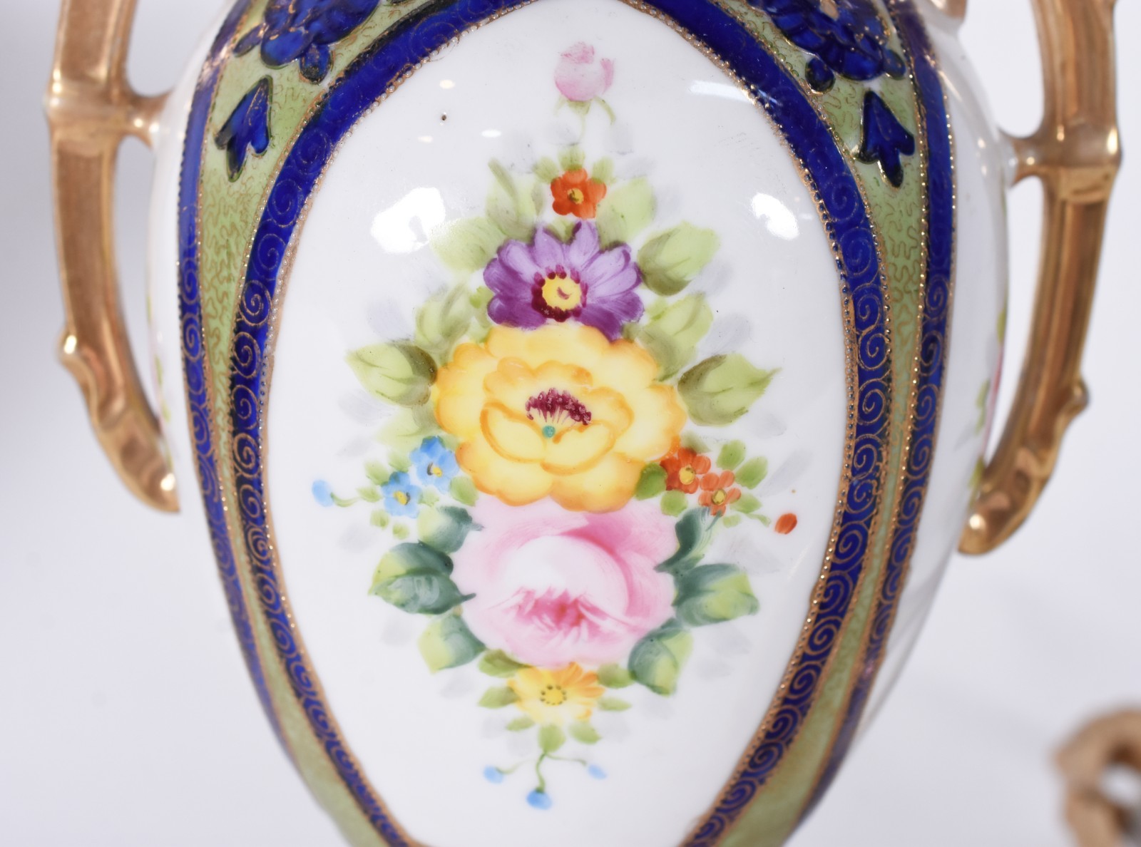 Par de ânforas de porcelana europeia, corpo com flores em policromia... - foto 4 de 6