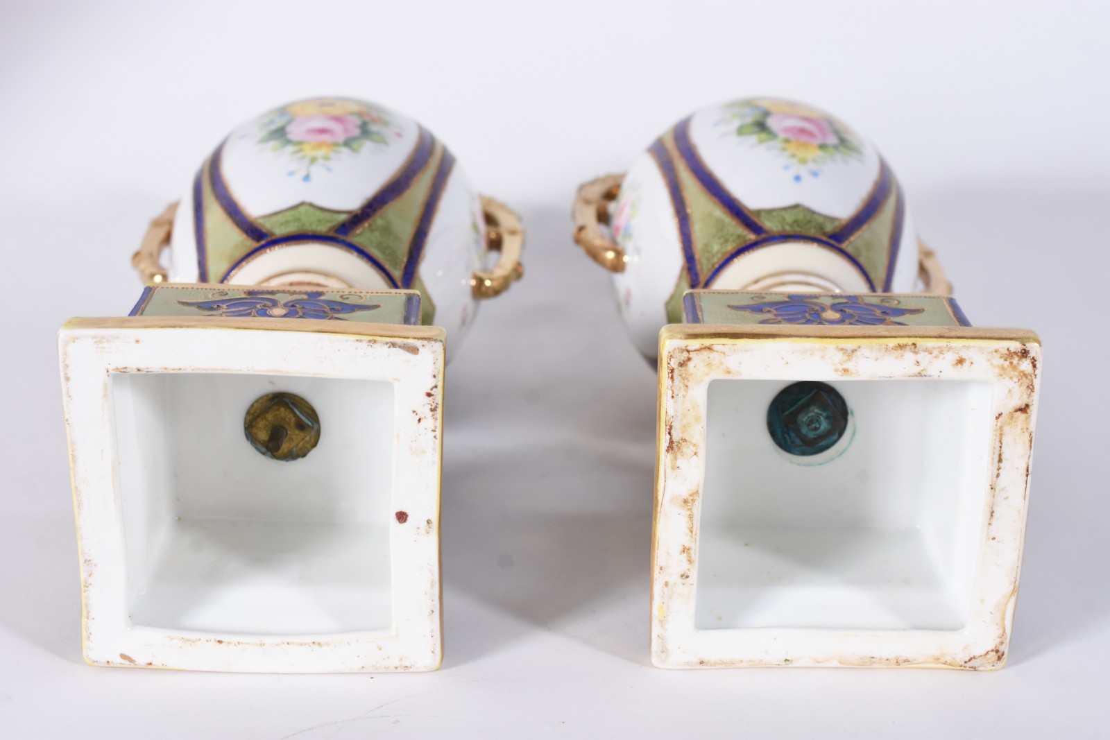 Par de ânforas de porcelana europeia, corpo com flores em policromia... - foto 6 de 6