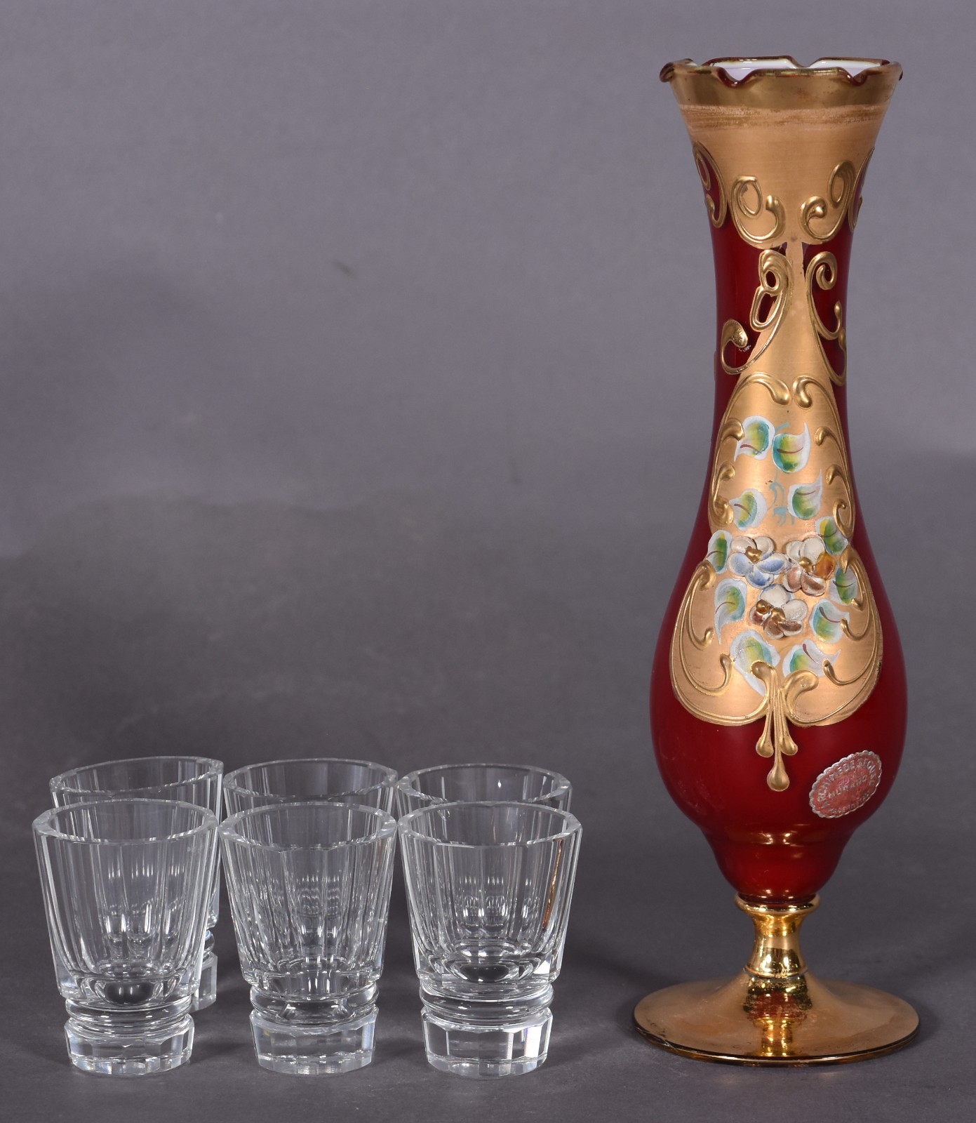 Vaso solifleur de murano na cor rubi e 6 copinhos para licor... - foto 1 de 8
