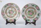 Par de pratos de porcelana  chinesa,  decoração... - Par de pratos de porcelana  chinesa,  decoração floral em policromia. Diam. 21 cm.