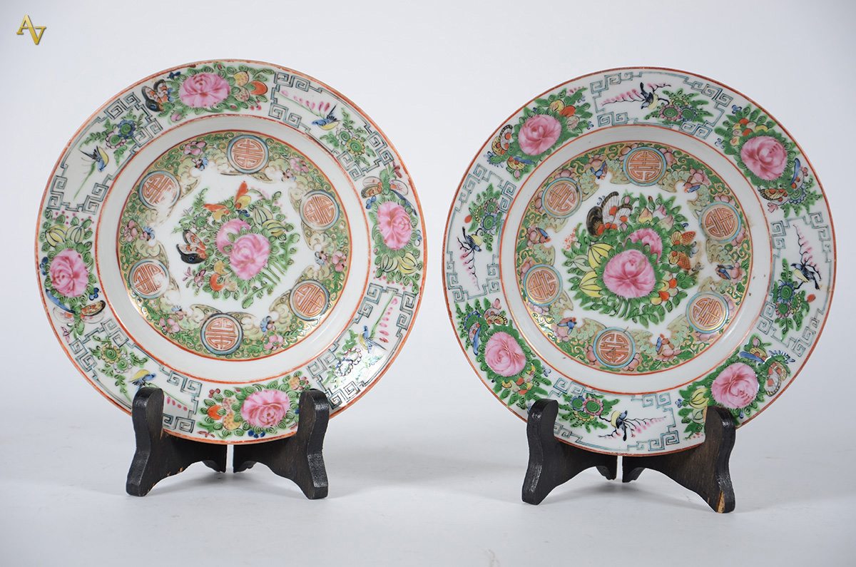 Par de pratos de porcelana chinesa, decoração floral em policromia... - foto 1 de 2