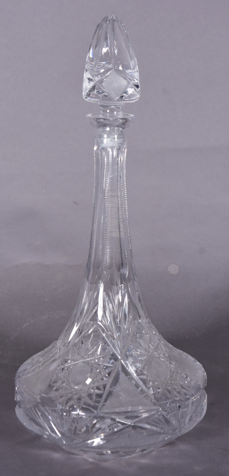 Garrafa de cristal tcheco ricamente lapidado. - foto 1 de 3