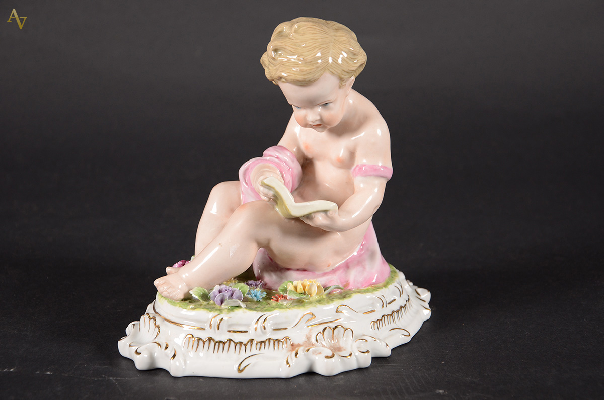 Figura de porcelana européia policromada representando criança com...