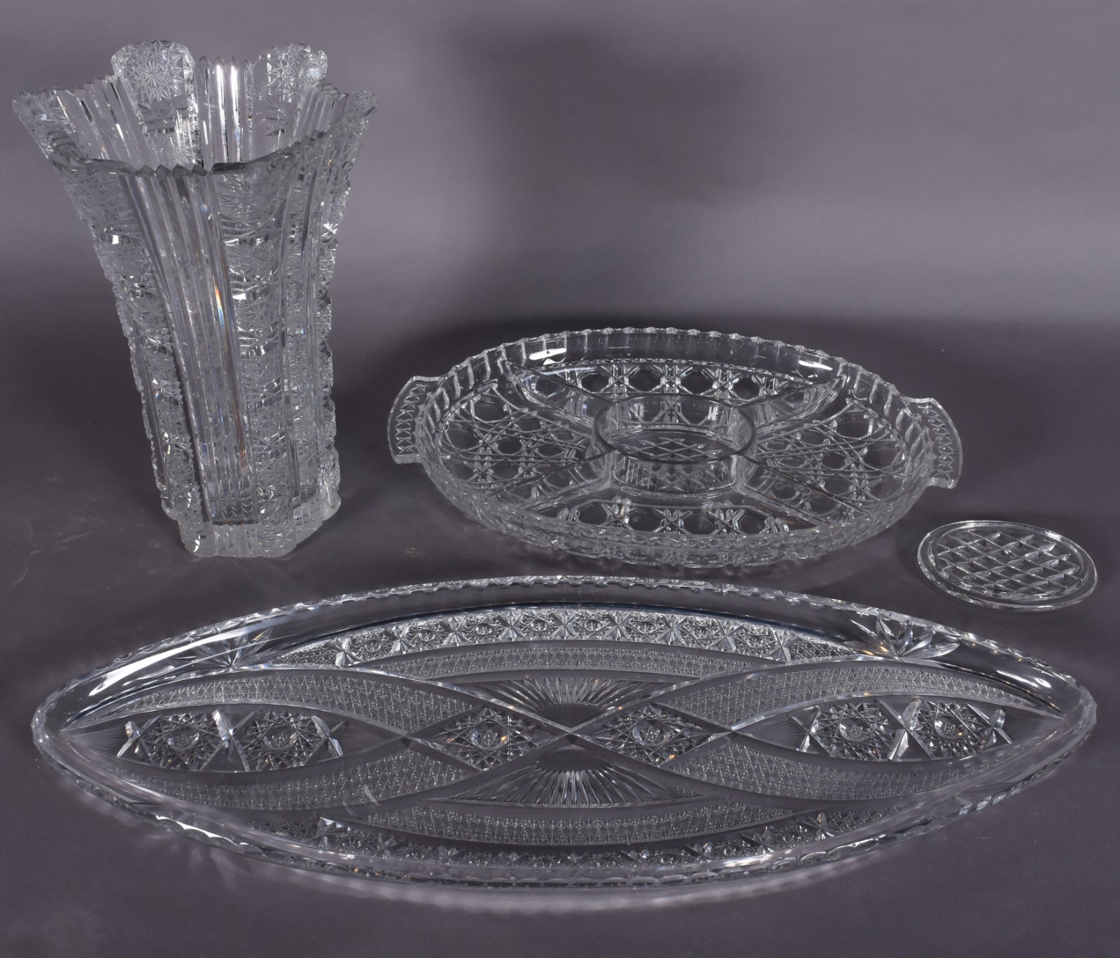 Três peças de cristal, sendo travessa, vaso e porta petiscos. - foto 2 de 7