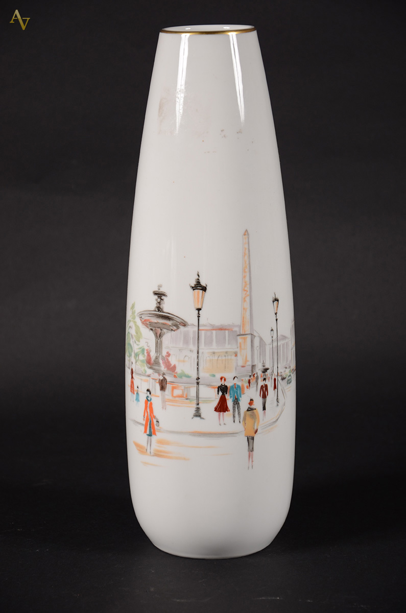 Vaso de porcelana com cenas urbanas em policromia. Alt. 34 cm.