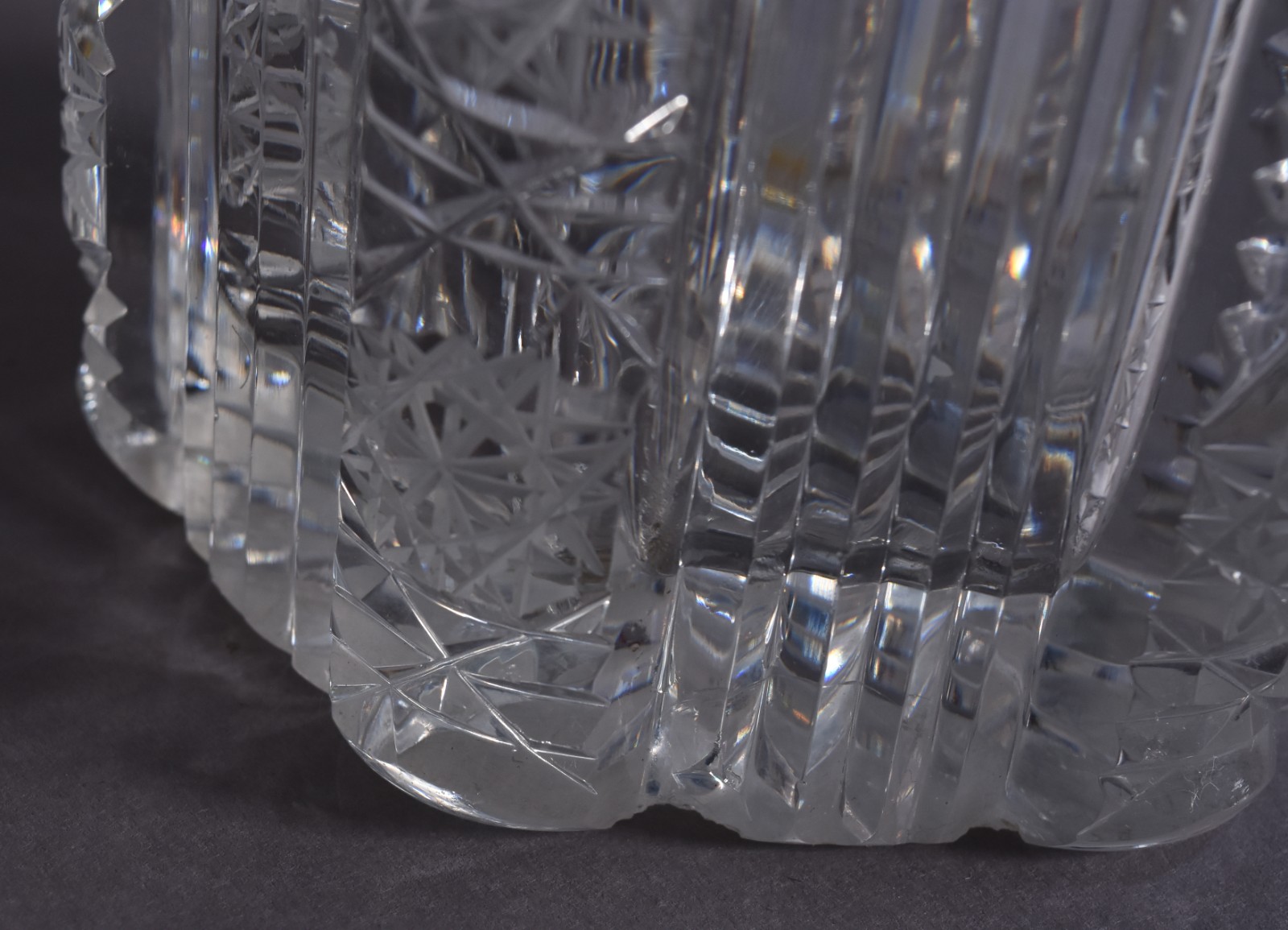 Três peças de cristal, sendo travessa, vaso e porta petiscos. - foto 6 de 7