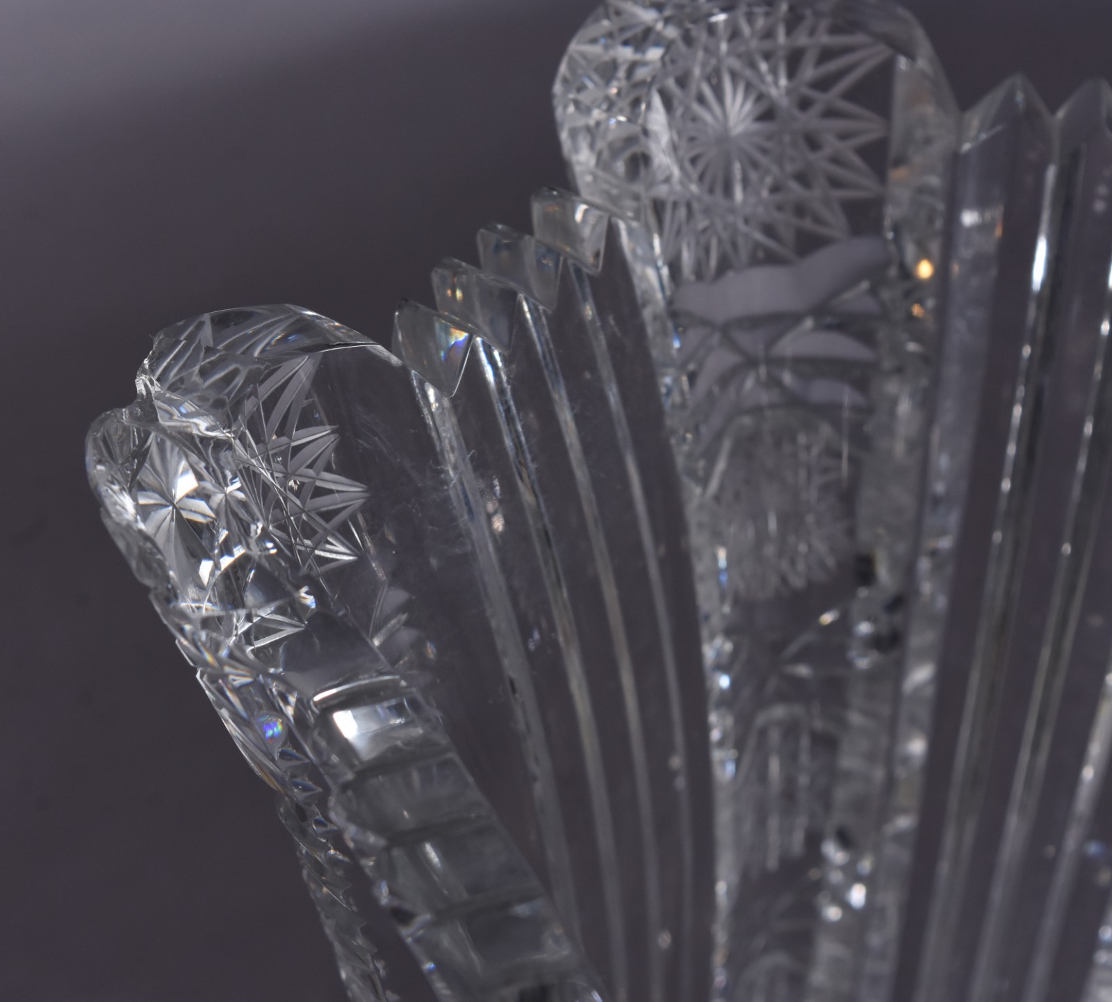 Três peças de cristal, sendo travessa, vaso e porta petiscos. - foto 7 de 7