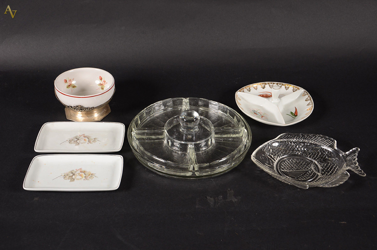 Seis petisqueiras, sendo quatro de porcelana e duas de vidro. Diam da...