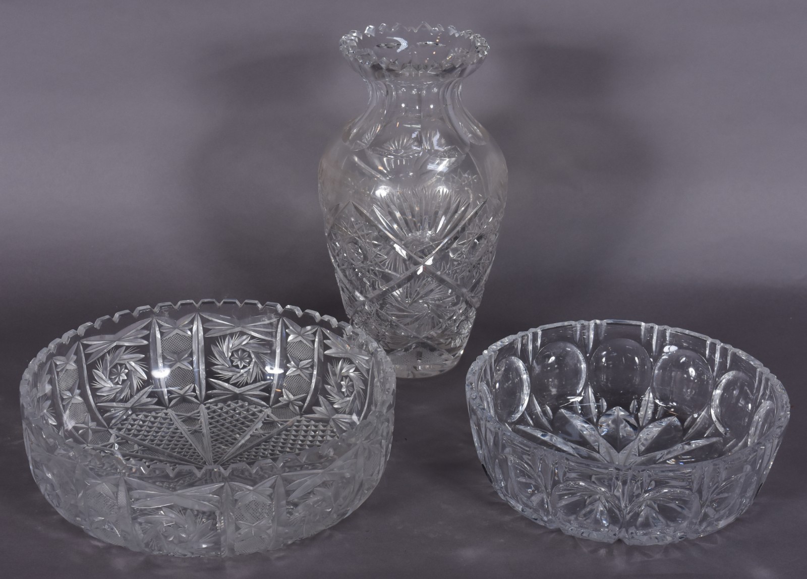 Três peças de cristal lapidado, sendo vaso e 2 bowls. - foto 1 de 5