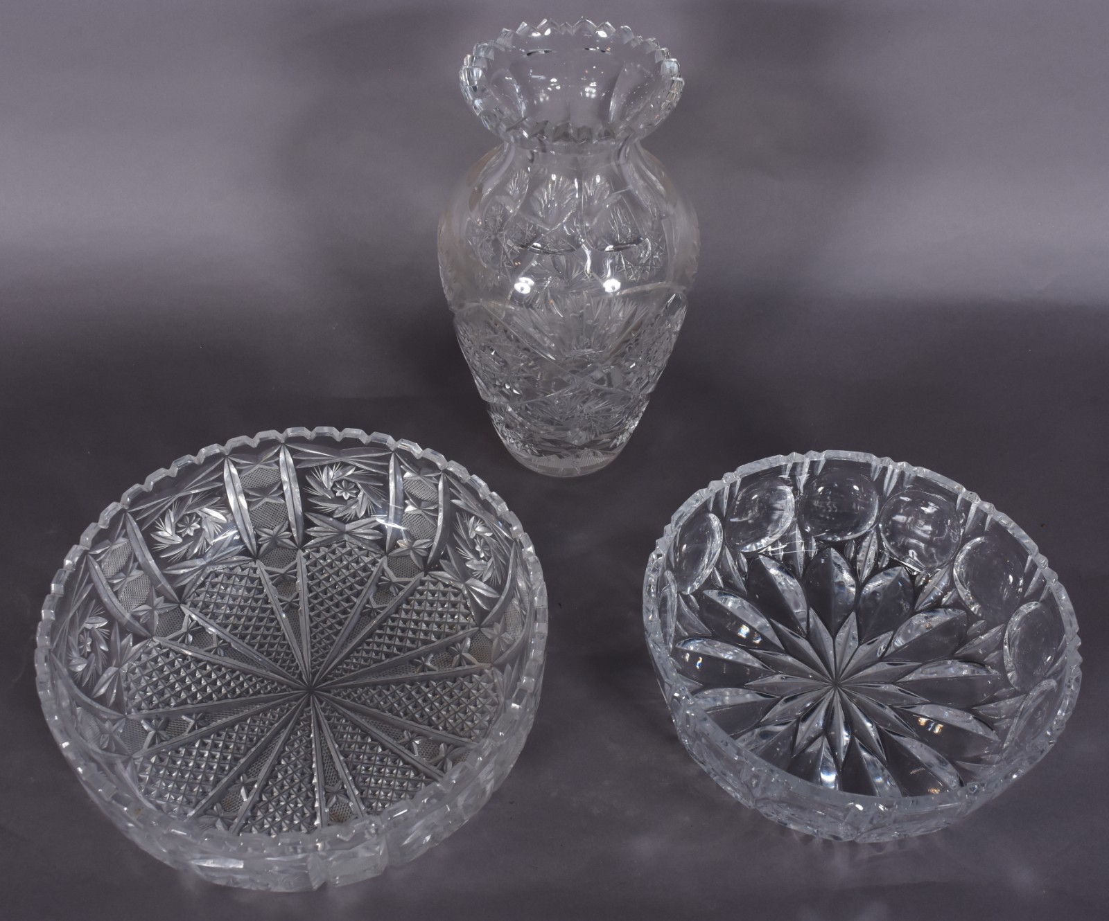 Três peças de cristal lapidado, sendo vaso e 2 bowls. - foto 2 de 5