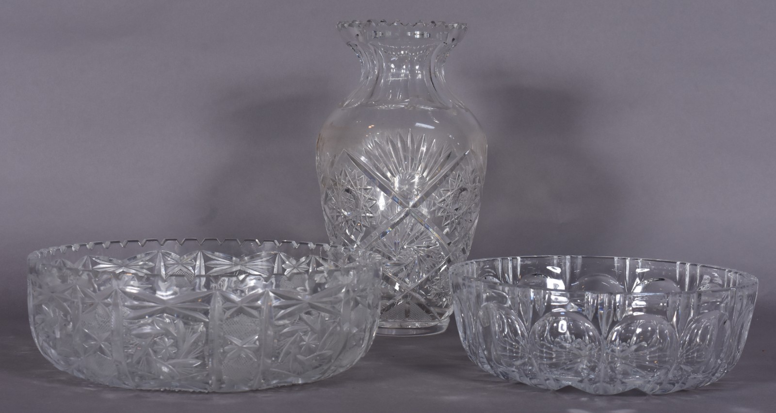 Três peças de cristal lapidado, sendo vaso e 2 bowls. - foto 3 de 5