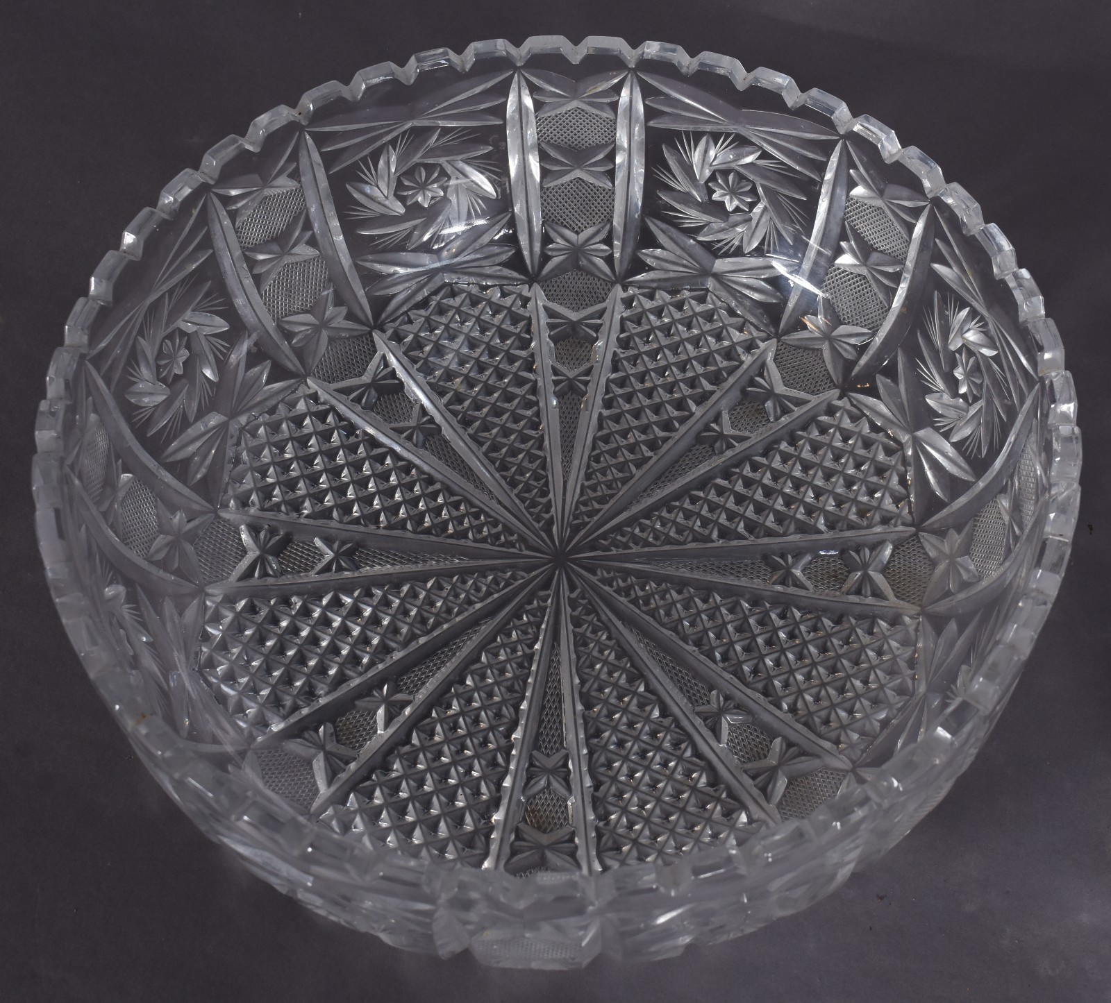 Três peças de cristal lapidado, sendo vaso e 2 bowls. - foto 4 de 5