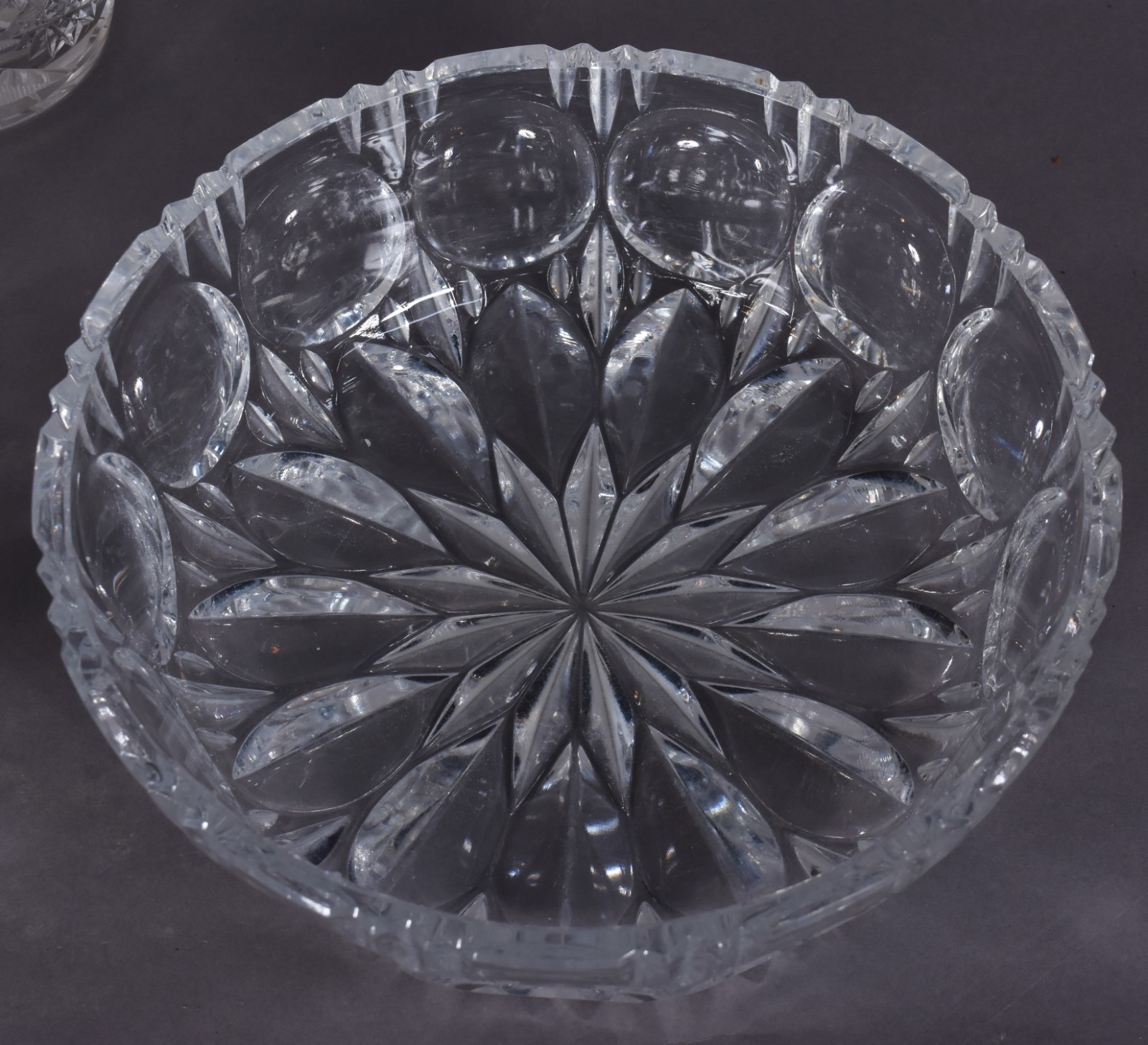 Três peças de cristal lapidado, sendo vaso e 2 bowls. - foto 5 de 5