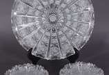 Conjunto de cristal tcheco lapidado para sobrem... - Conjunto de cristal tcheco lapidado para sobremesa composto de prato redondo grande e 6 pratinhos, bordas recortadas.