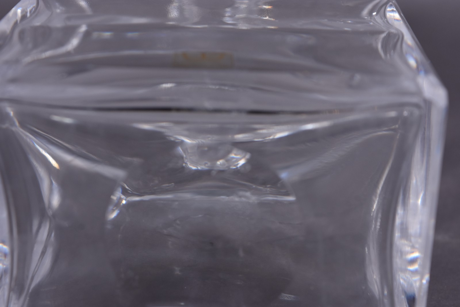 Três garrafas de cristal, sendo uma lisa e duas lapidadas. Acompanham... - foto 3 de 5