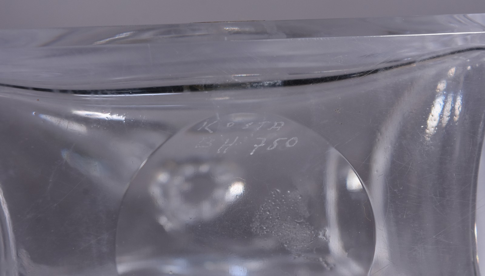 Três garrafas de cristal, sendo uma lisa e duas lapidadas. Acompanham... - foto 4 de 5