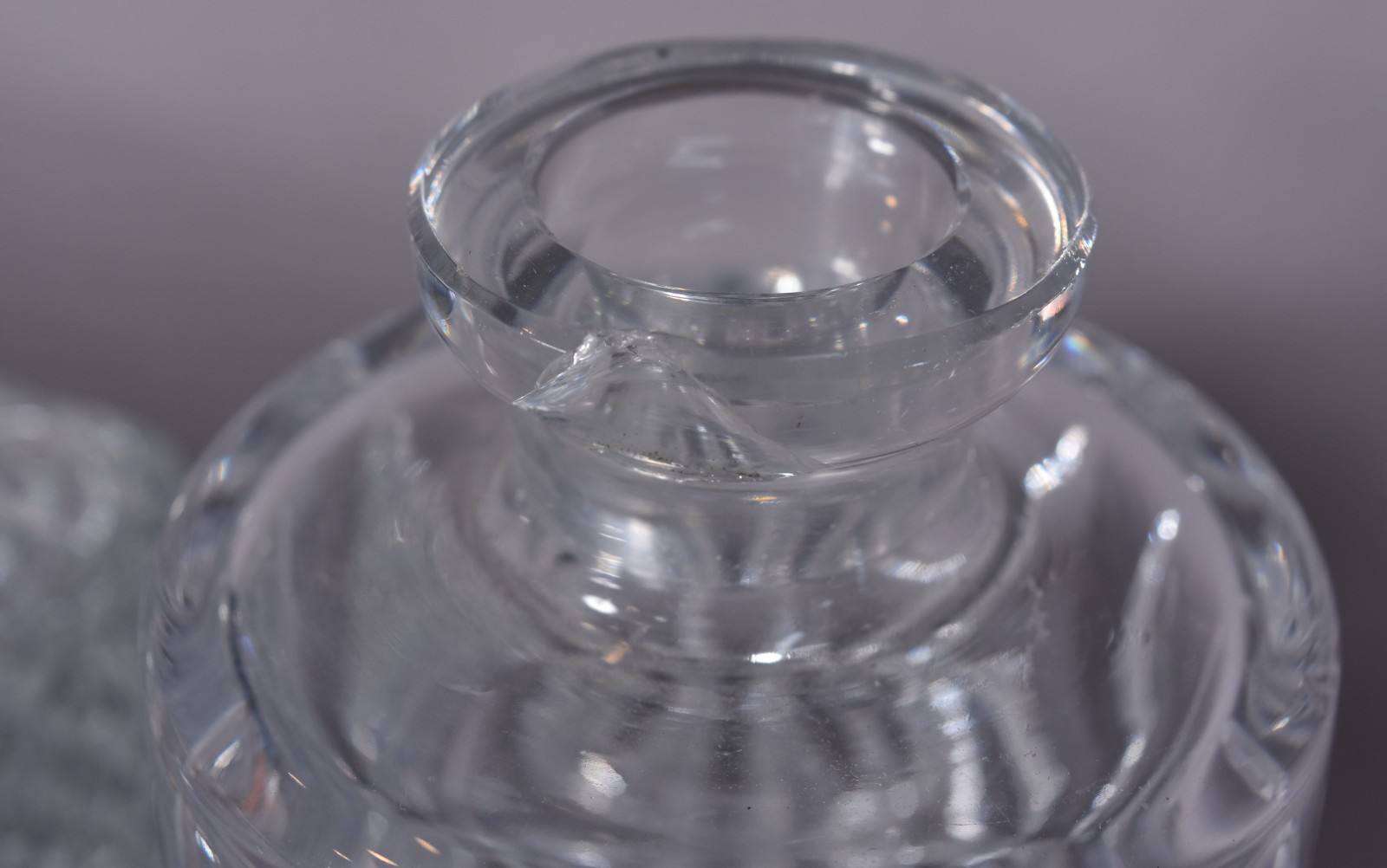 Três garrafas de cristal, sendo uma lisa e duas lapidadas. Acompanham... - foto 5 de 5