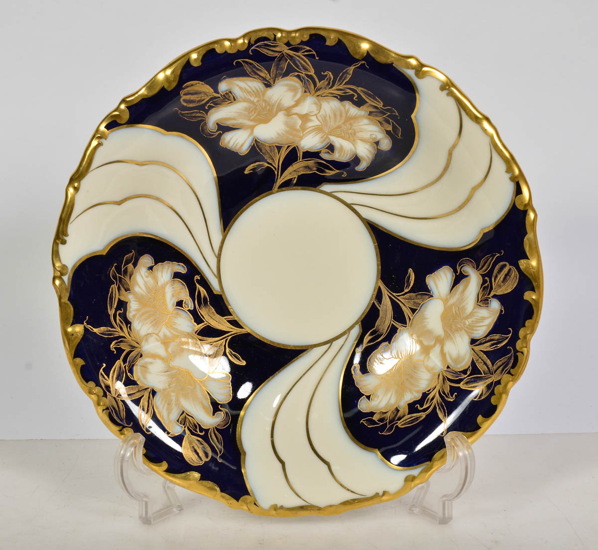 Fruteira de porcelana, na cor azul cobalto com bege e flores...