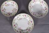 Limoges (1771),  - Aparelho de jantar de porcelana francesa W.Guerin & Co., na cor branca ricamente decorados com flores em tons de rosa e folhagens esverdeadas, compost