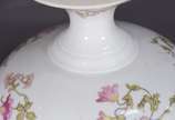 Limoges (1771),  - Aparelho de jantar de porcelana francesa W.Guerin & Co., na cor branca ricamente decorados com flores em tons de rosa e folhagens esverdeadas, compost