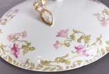 Limoges (1771),  - Aparelho de jantar de porcelana francesa W.Guerin & Co., na cor branca ricamente decorados com flores em tons de rosa e folhagens esverdeadas, compost