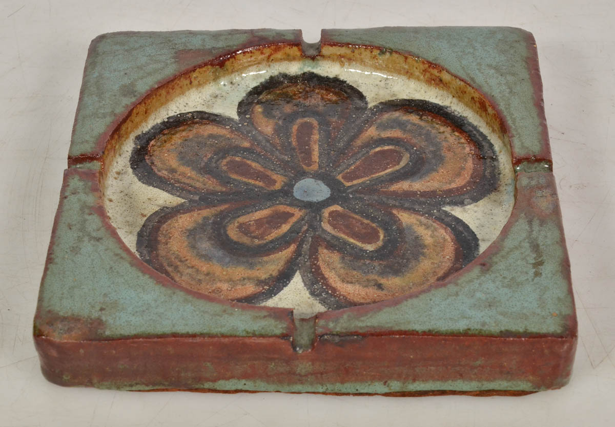 BRENNAND - Cinzeiro de cerâmica policromada, assinado. Med. 23 x 23...