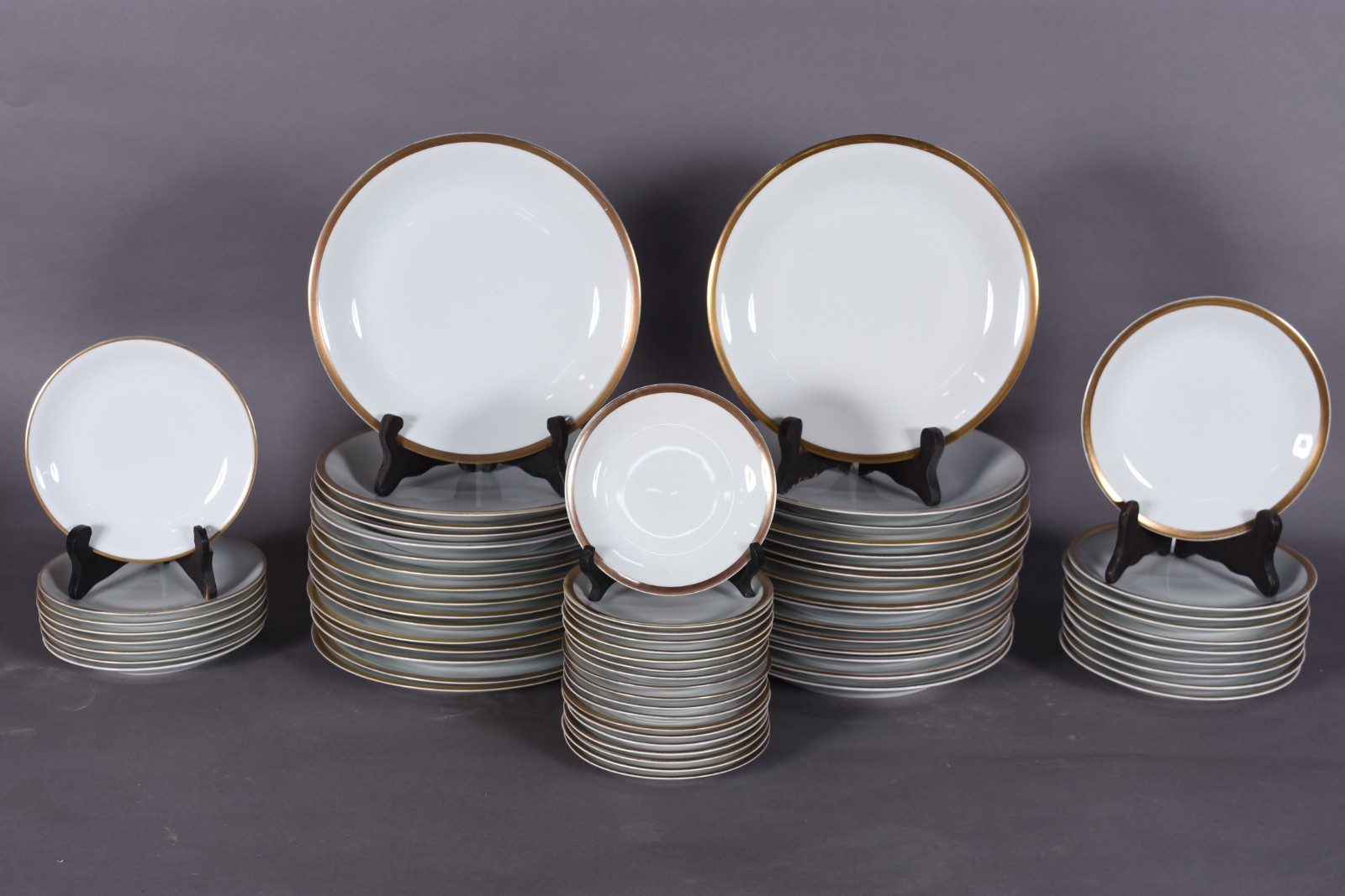 Serviço de jantar de porcelana Renner branca com friso dourado... - foto 1 de 5