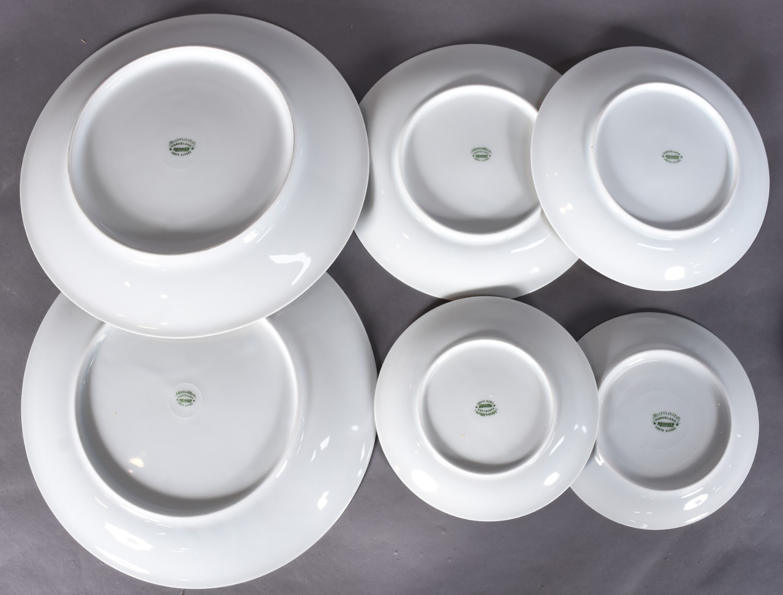 Serviço de jantar de porcelana Renner branca com friso dourado... - foto 2 de 5