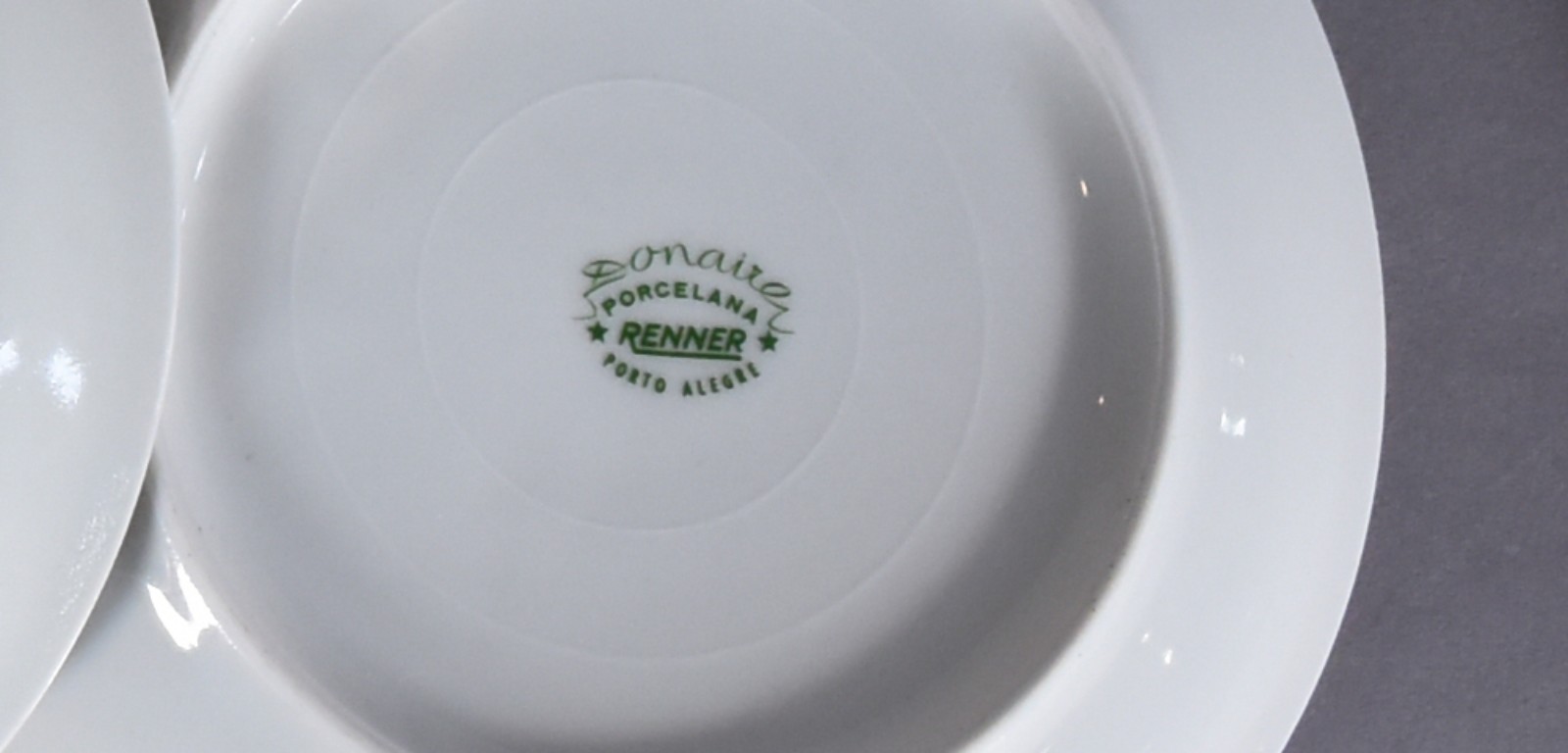 Serviço de jantar de porcelana Renner branca com friso dourado... - foto 3 de 5