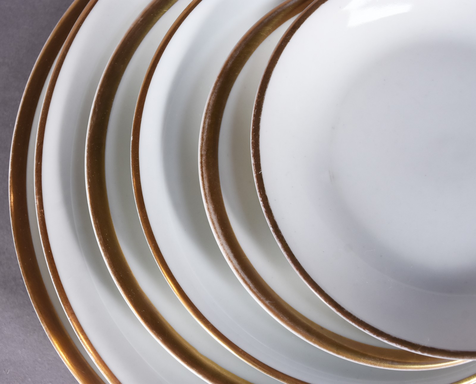 Serviço de jantar de porcelana Renner branca com friso dourado... - foto 4 de 5