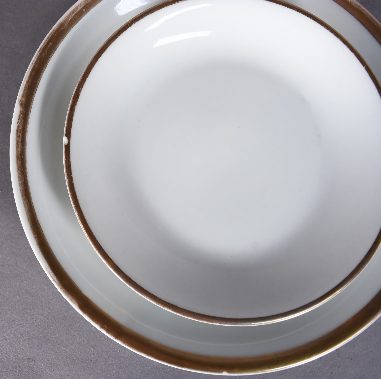 Serviço de jantar de porcelana Renner branca com friso dourado... - foto 5 de 5