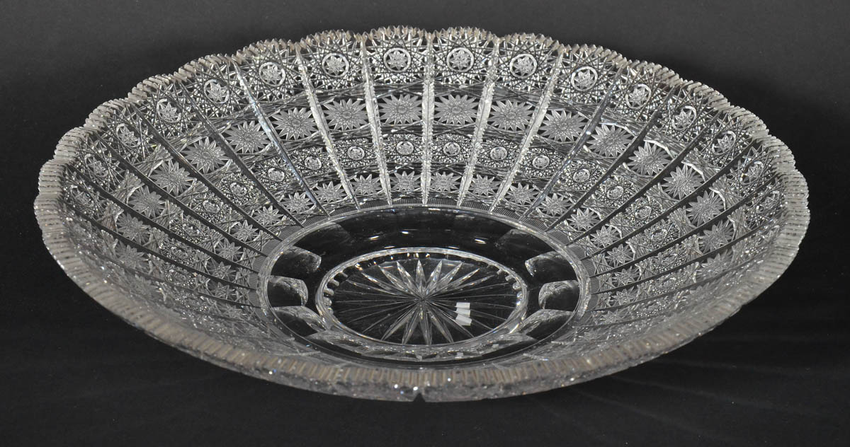 Fruteira de cristal tcheco lapidado. Diam. 36 cm.