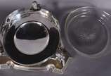 Centro de mesa de metal prateado na forma de bo... - Centro de mesa de metal prateado na forma de bowl com parte interna de cristal e laterais com guirlandas em relevo, sustentado por figuras de an...
