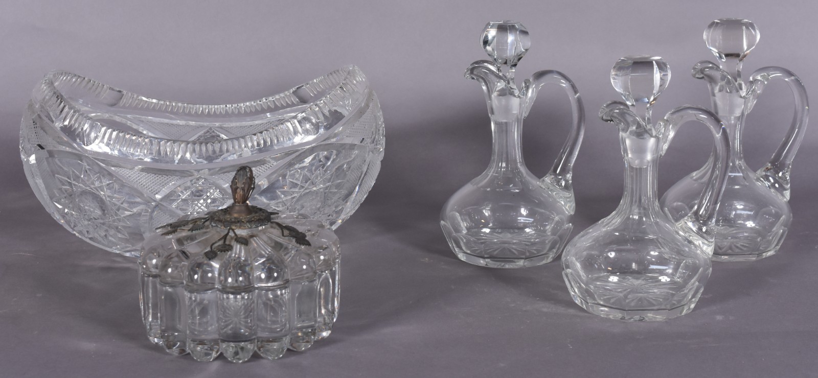 Diversas peças, sendo 3 galhetos de cristal, bowl com tampa gomado e... - foto 1 de 5