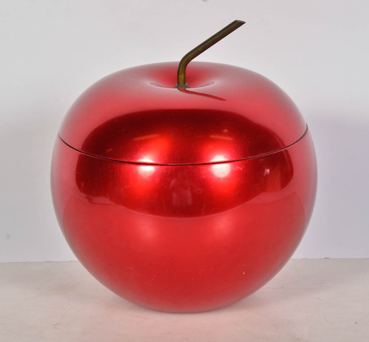 Balde para gelo de metal vermelho no formato de maçã, interior de...
