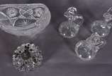 Diversas peças, sendo 3 galhetos de cristal, bo... - Diversas peças, sendo 3 galhetos de cristal, bowl com tampa gomado e fruteira feitio navete. Total: 5 peças.