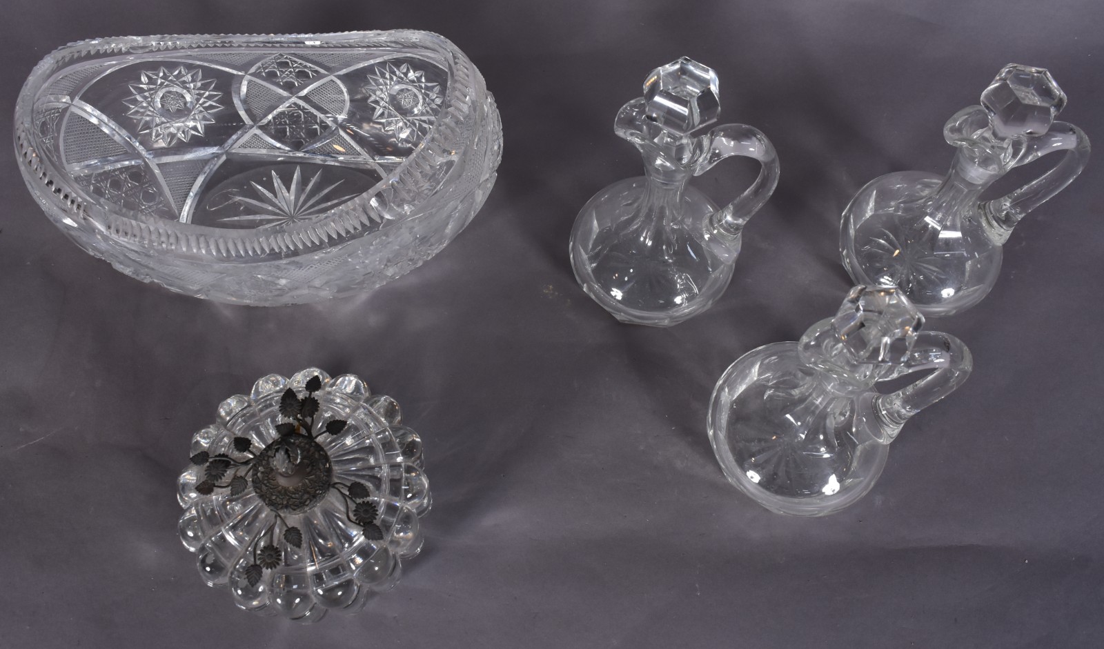 Diversas peças, sendo 3 galhetos de cristal, bowl com tampa gomado e... - foto 2 de 5
