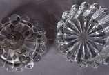 Diversas peças, sendo 3 galhetos de cristal, bo... - Diversas peças, sendo 3 galhetos de cristal, bowl com tampa gomado e fruteira feitio navete. Total: 5 peças.