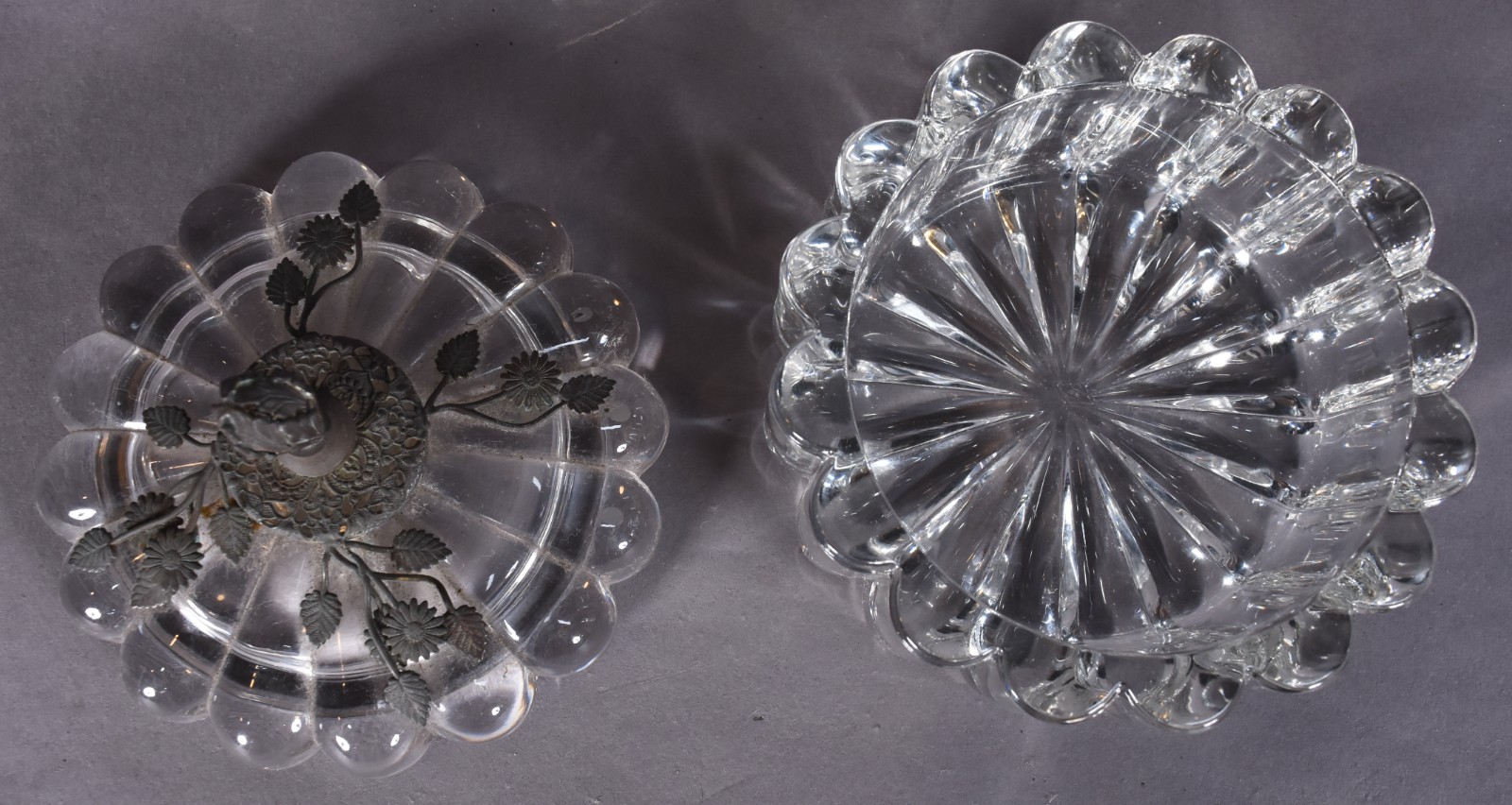 Diversas peças, sendo 3 galhetos de cristal, bowl com tampa gomado e... - foto 3 de 5