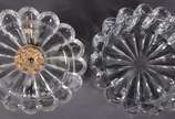 Diversas peças, sendo 3 galhetos de cristal, bo... - Diversas peças, sendo 3 galhetos de cristal, bowl com tampa gomado e fruteira feitio navete. Total: 5 peças.