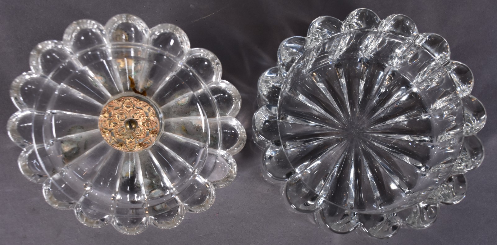 Diversas peças, sendo 3 galhetos de cristal, bowl com tampa gomado e... - foto 4 de 5
