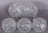 Diversas peças, sendo 3 galhetos de cristal, bo... - Diversas peças, sendo 3 galhetos de cristal, bowl com tampa gomado e fruteira feitio navete. Total: 5 peças.