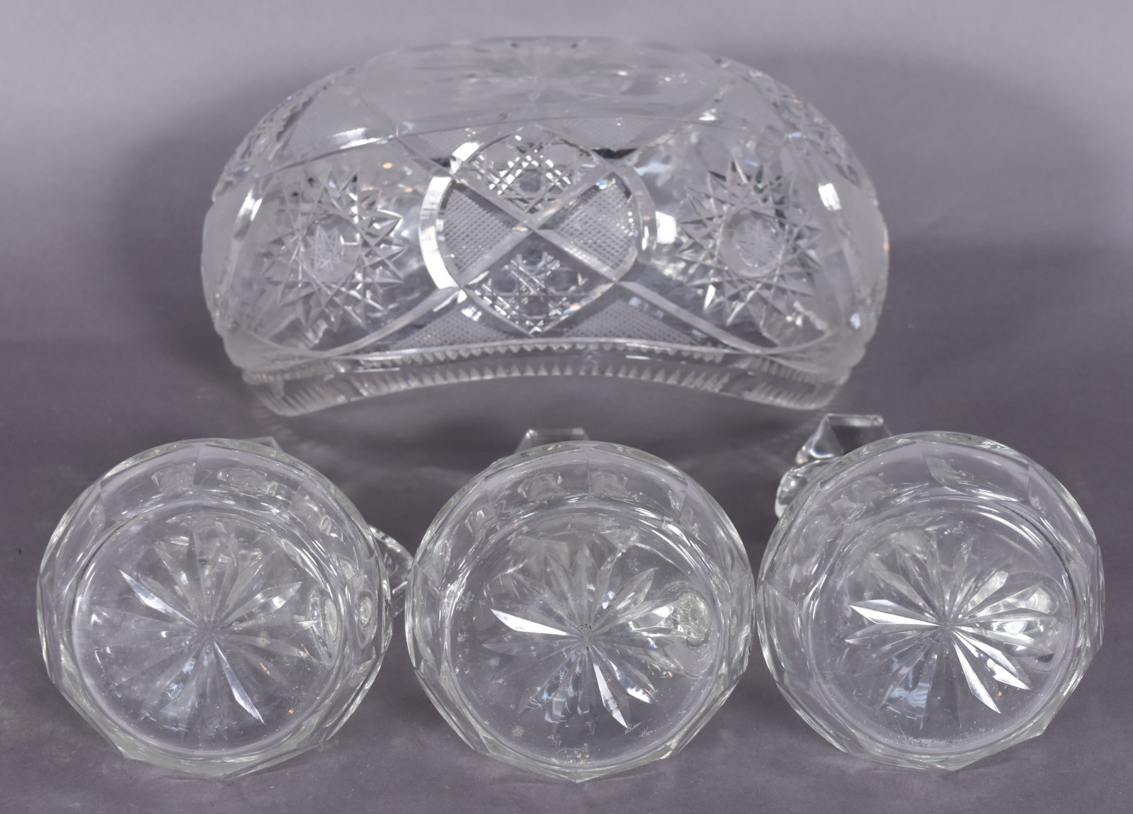 Diversas peças, sendo 3 galhetos de cristal, bowl com tampa gomado e... - foto 5 de 5
