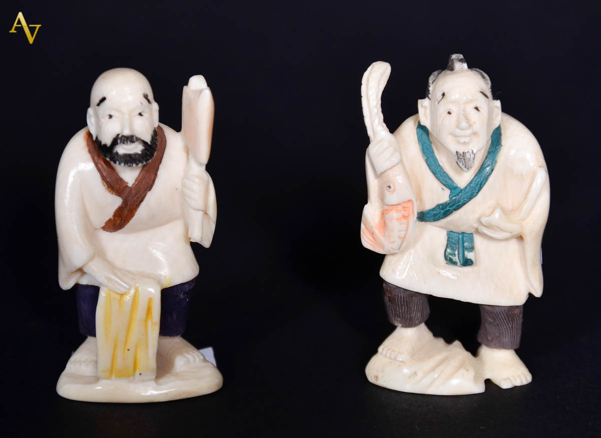 Dois netsukes de marfim. Alt. 6 cm.