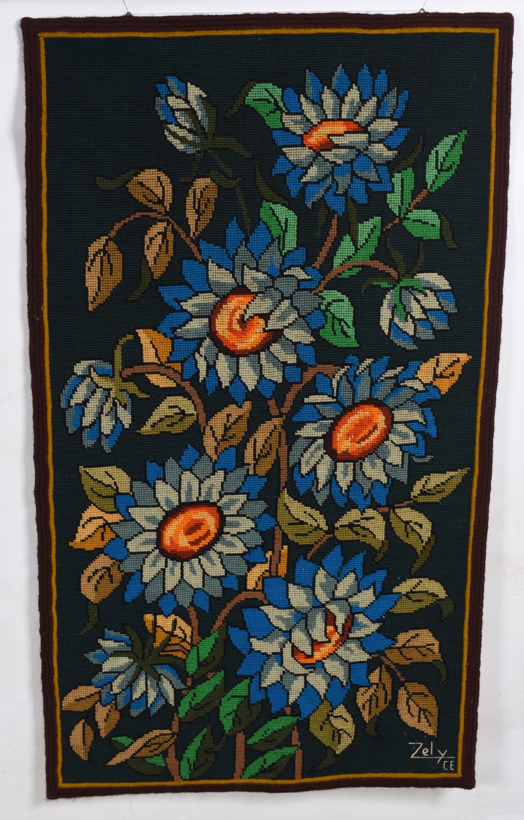 Tapeçaria com motivo floral policromada. Assinada. - foto 1 de 3