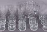 Diversas peças de cristal lapidado, sendo jarra... - Diversas peças de cristal lapidado, sendo jarra para água, 11 copos curtos diversos modelos e 3 copos longos. Total: 15 peças.