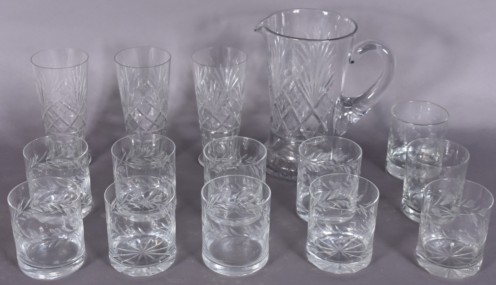 Diversas peças de cristal lapidado, sendo jarra para água, 11 copos... - foto 1 de 6